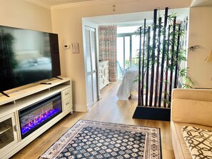 Smart-TV, peis, DVD-spiller og bøker