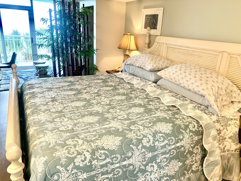 Direct Oceanfront! On Ocean Boulevard! 4000.00 Luxury Mattress