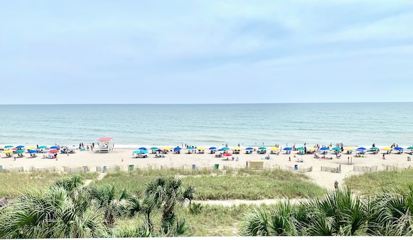 En la playa, sillas reclinables de playa, toallas de playa