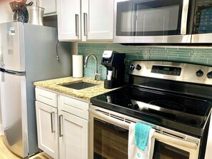 Refrigerador, microondas, horno, placa de cocina