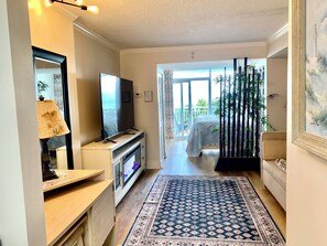 1 bedroom, desk, iron/ironing board, free WiFi - Oceanfront Condo, Balcony, Pools, Beach Access, Walk to Restaurants & Boardwalk (Myrtle Beach)