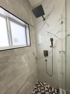 シャワー、ヘアドライヤー、タオル、石鹸