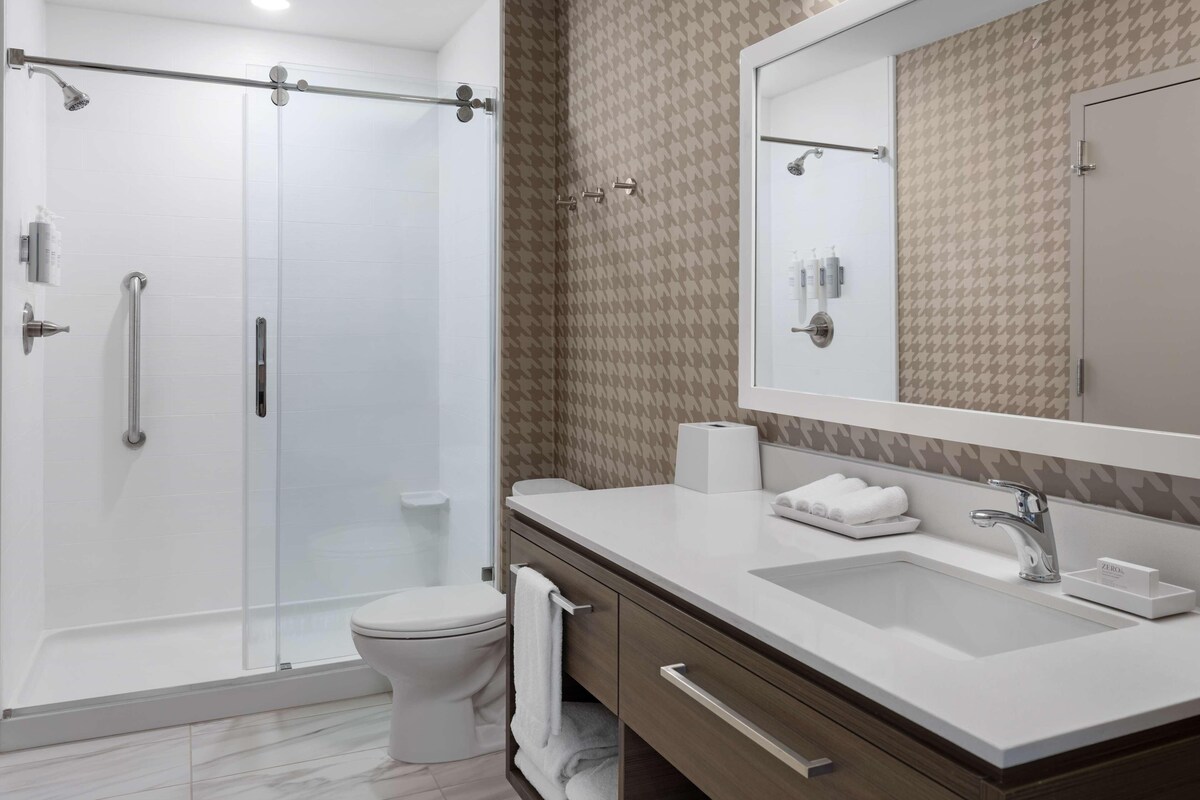 Baño | Amenidades de baño gratuitas, secadora de cabello, toallas, jabón 