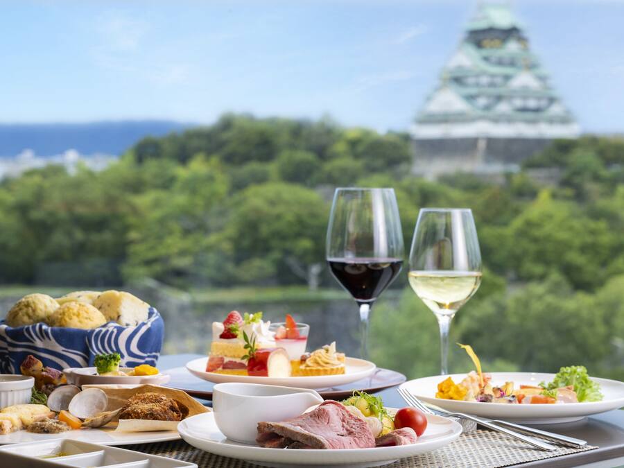 Breakfast, lunch and dinner served