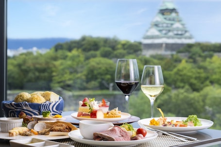 供应早餐、午餐和晚餐. 希尔顿大阪城逸林酒店