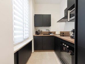 Fridge, microwave, oven, stovetop - Renovated Apartment in the Heart of Cannes (Cannes)