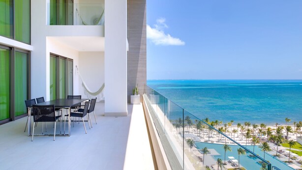 Outdoor dining - Garza Blanca Resort & Spa - LUXURIOUS 3 BDRM Penthouse Loft, & Private Jacuzzi (Cancún)