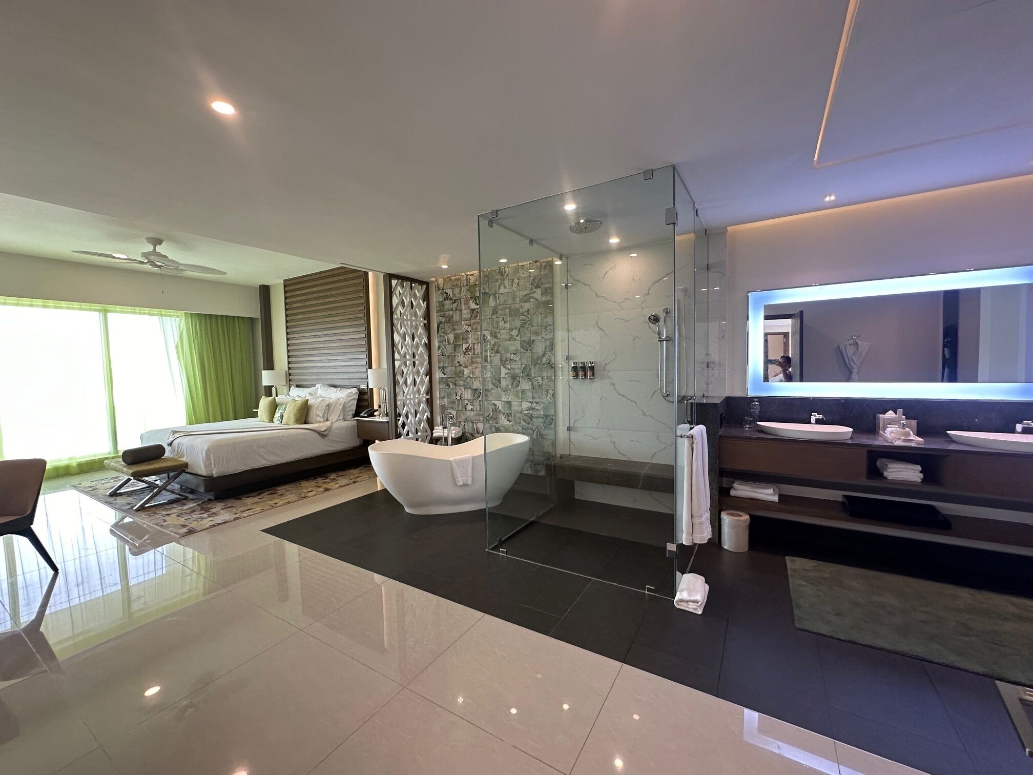 3 bedrooms, in-room safe, desk, iron/ironing board