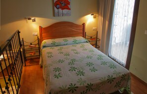 Down duvets, blackout curtains, soundproofing, iron/ironing board - CASAS RURALES MARIBEL EL TEJAR (Alcala del Jucar)