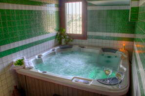 Cubrecamas, cortinas blackout y sistema de insonorización