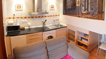 Réfrigérateur, machine à expresso, grille-pain, plancha