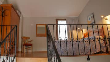 1 dormitorio, edredones de plumas, cortinas opacas