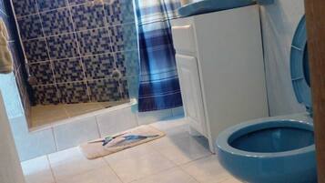 Een haardroger, handdoeken, zeep, shampoo