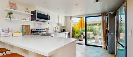 Kühlschrank, Mikrowelle, Ofen, Herdplatte