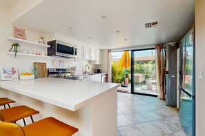 ثلاجة، ميكروويف، فرن، موقد طهي مسطح