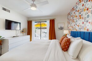 2 bedrooms, iron/ironing board, internet, bed sheets - Dog-friendly condo in gated community with on-site pool, hot tub, tennis & W/D (Palm Springs)