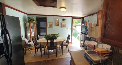 Beautiful House Close to Downtown Indianapolis with outdoor firepit