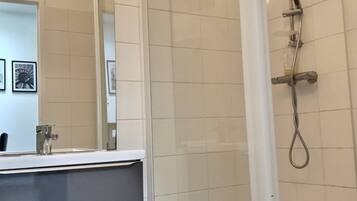 Serviettes fournies, savon, papier toilette