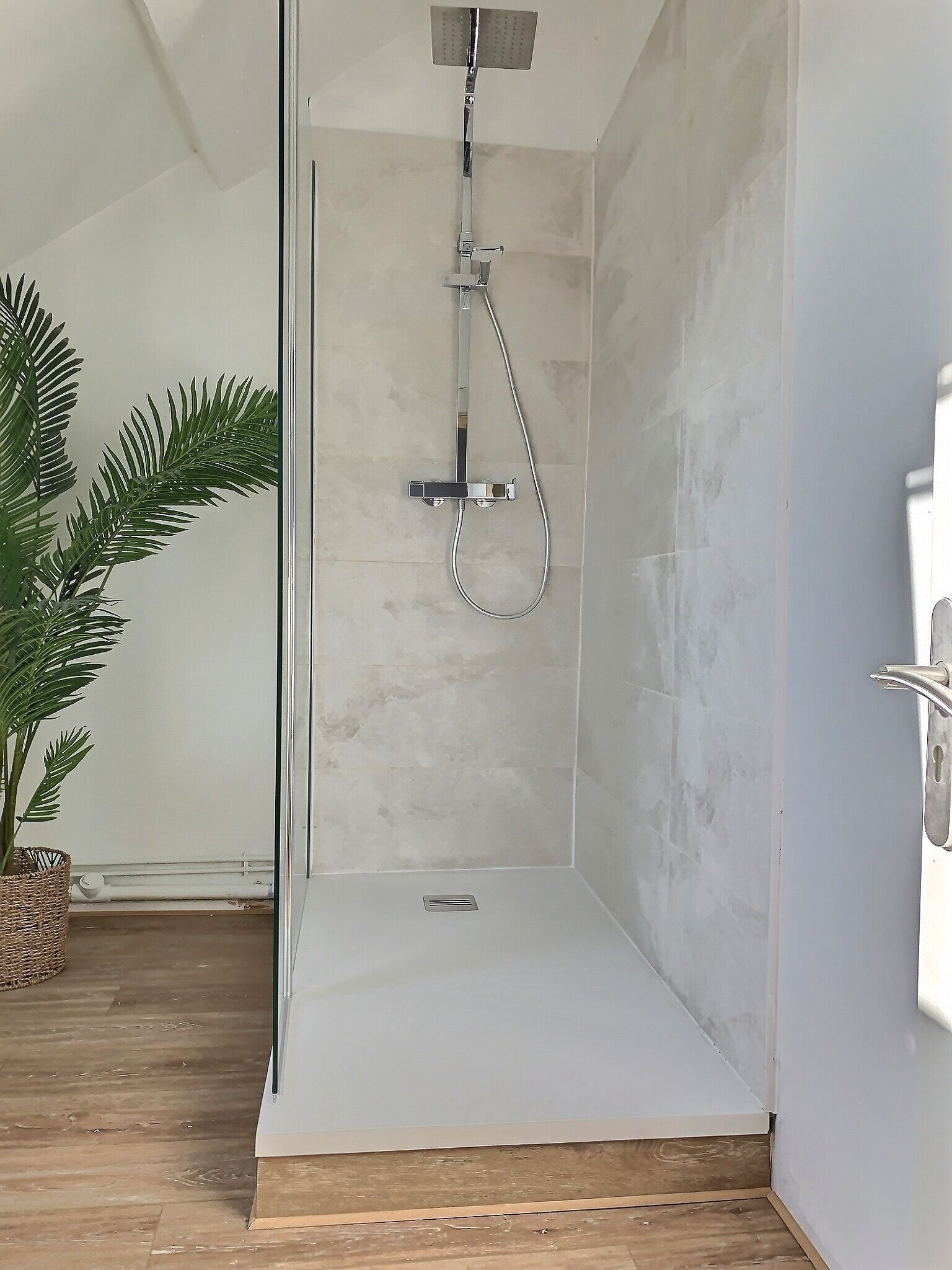 Douche, serviettes fournies, papier toilette