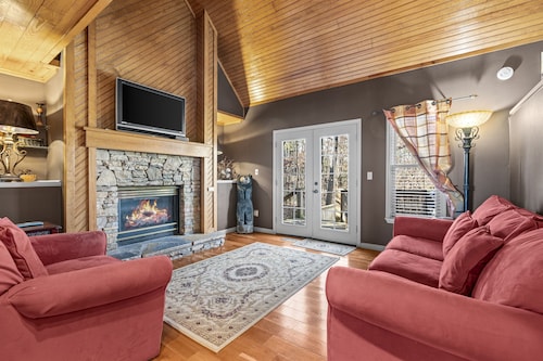 Cozy Cabin Retreat! 1 Mile to Pigeon Forge Attractions