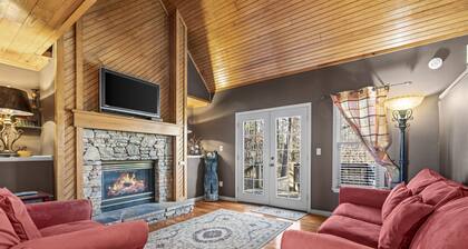 Cozy Cabin Retreat! 1 Mile to Pigeon Forge Attractions