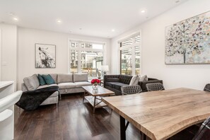 TV - Spacious Townhouse near Square One (Mississauga)