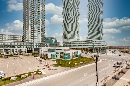 Spacious Townhouse near Square One