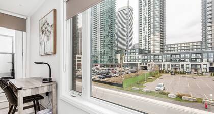 Spacious Townhouse near Square One