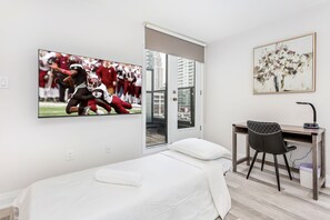 3 bedrooms, iron/ironing board, WiFi, bed sheets - Spacious Townhouse near Square One (Mississauga)