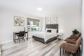 3 bedrooms, iron/ironing board, WiFi, bed sheets - Spacious Townhouse near Square One (Mississauga)