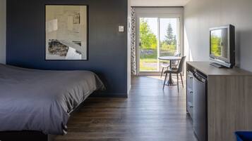 Deluxe Room | 1 bedroom, hypo-allergenic bedding, desk, blackout drapes