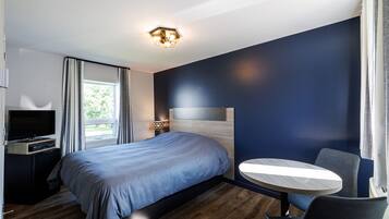 Standardrum | 1 sovrum, allergitestade sängkläder, skrivbord och mörkläggningsgardiner