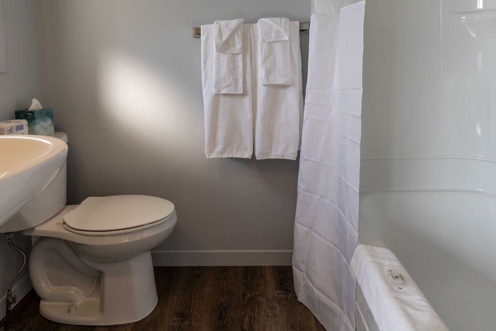 A bathroom with a toilet, sink, and bathtub.