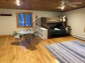 3 bedrooms, iron/ironing board, free WiFi, bed sheets - Spacious, family and pet friendly getaway in the White Mountains. (Haverhill)