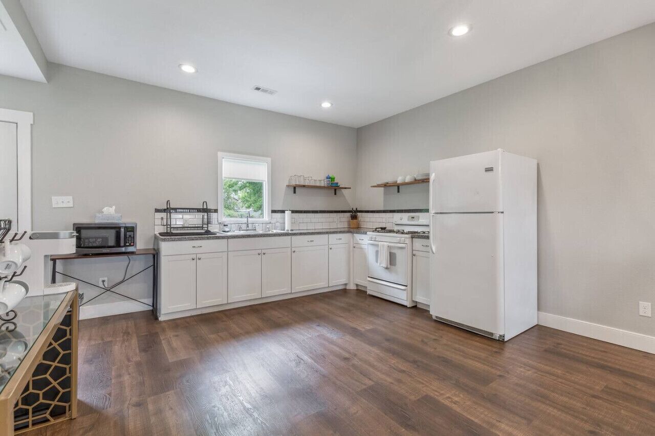 Kjøleskap, mikrobølgeovn, ovn og kokeplater