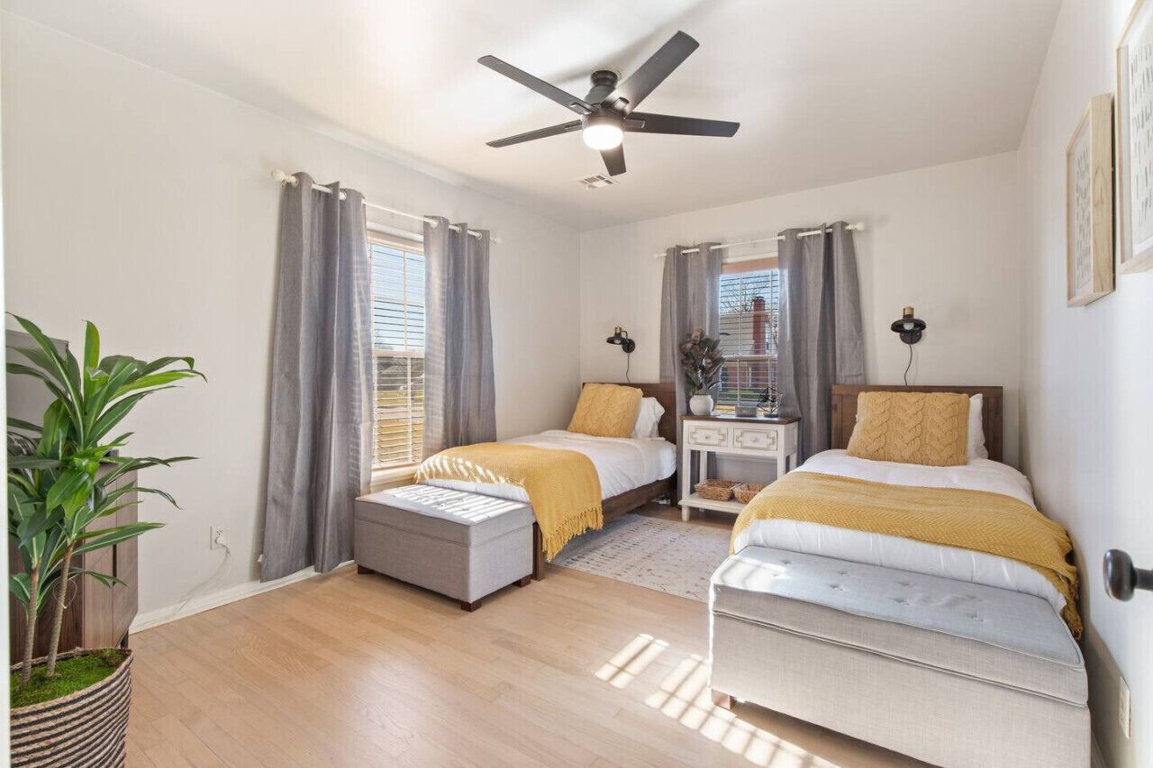 2 dormitorios, tabla de planchar con plancha, cuna de viaje