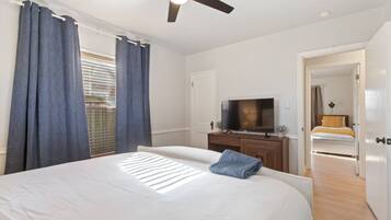 2 quartos, ferros/tábuas de passar roupa, berço de viagem