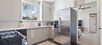 Vintage Chic Cottage|KS Bed|Near Expo/Downtown/TU