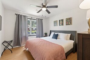 3 chambres, bureau, fer et planche à repasser, lit de bébé portatif