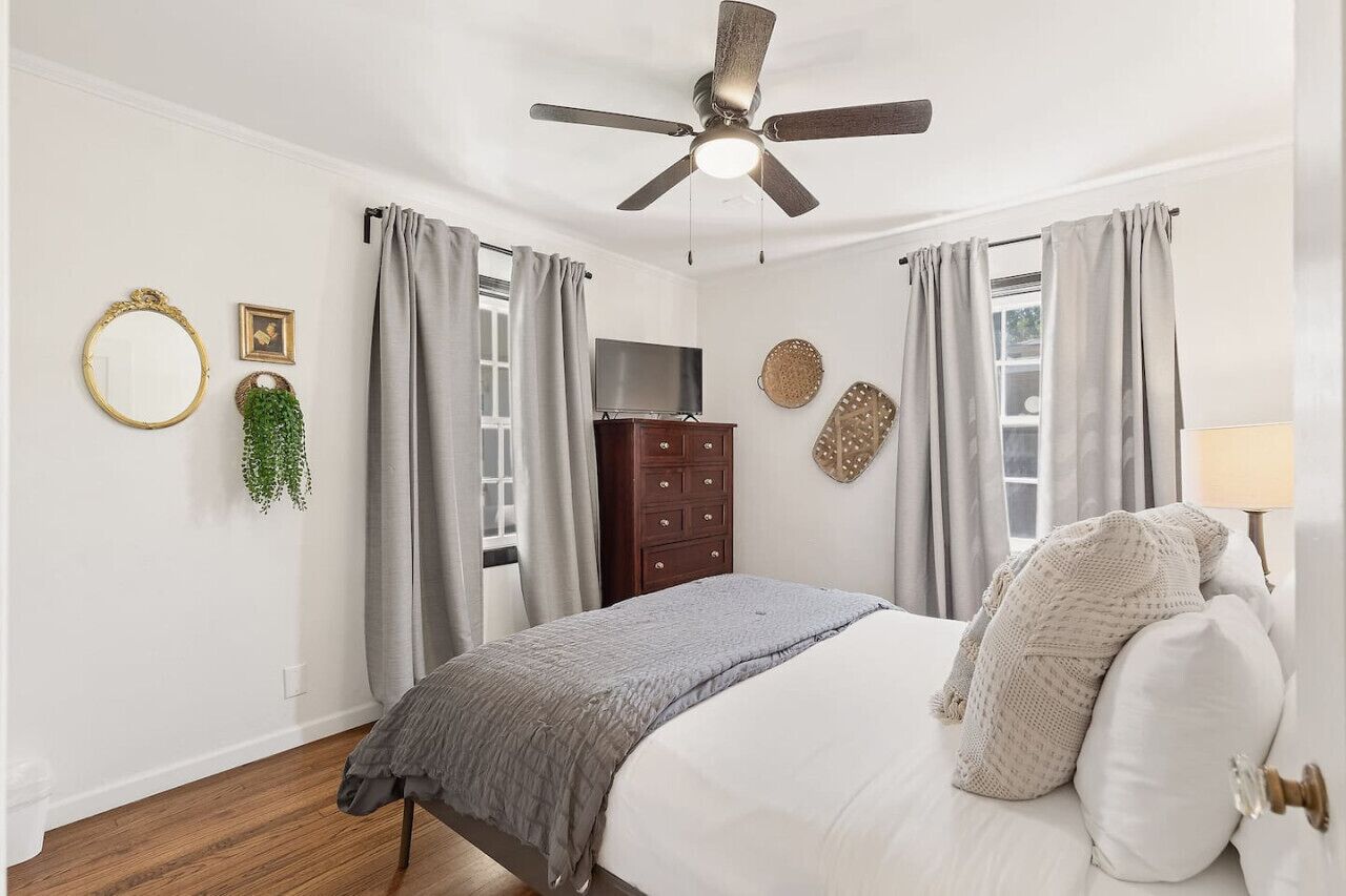 3 habitaciones, escritorio y tabla de planchar con plancha 