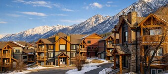 Summit View Alpine Retreat I Mountain Views |Private Balcony |Cozy Modern Escape