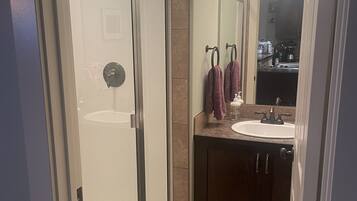 Suihku, pyyhkeet, saippua, sampoo