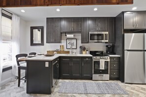 Kühlschrank, Mikrowelle, Ofen, Herdplatte