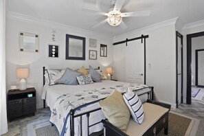 1 dormitorio, tabla de planchar con plancha, wifi y ropa de cama