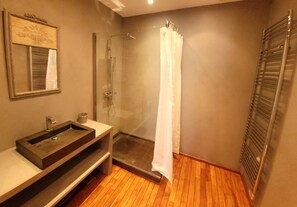 Dusche, Haartrockner, Handtücher, Toilettenpapier