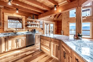 Mikrobølgeovn, ovn, kokeplater og oppvaskmaskin