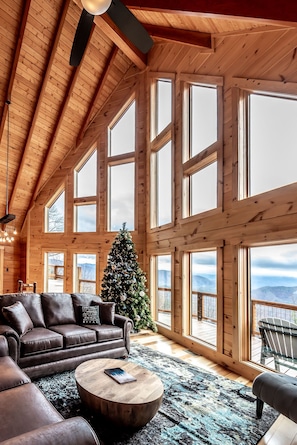 Smart TV, fireplace, video games - Your Favorite Mountain View and Home Away From Home! (Sevierville)
