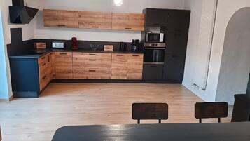 Frigorífico, microondas, horno y placa de cocina