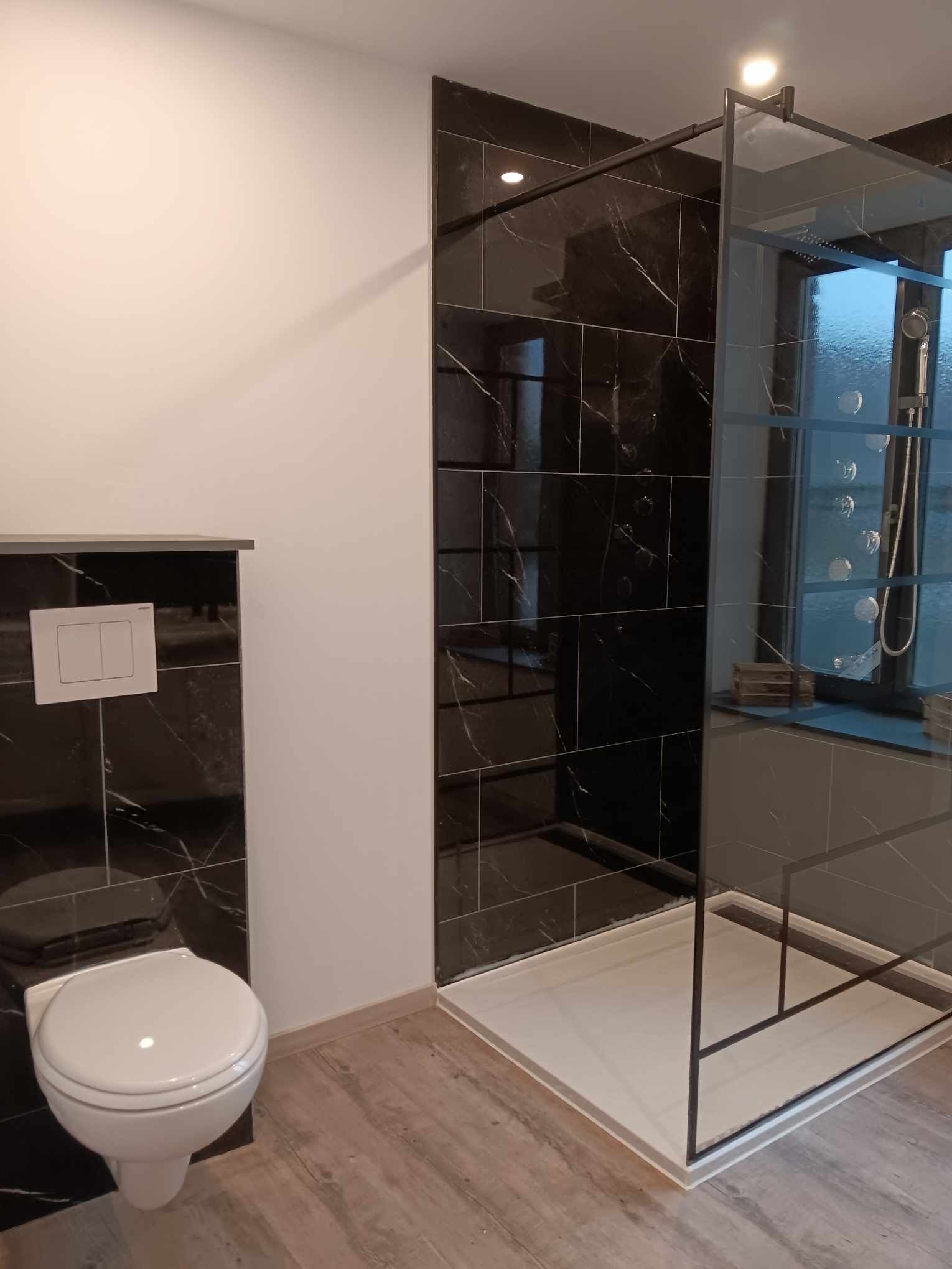 Douche, sèche-cheveux, serviettes fournies, papier toilette