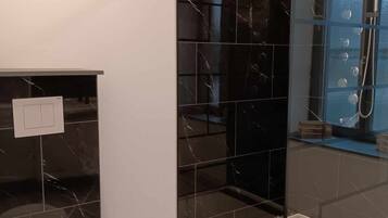 Douche, sĂšche-cheveux, serviettes fournies, papier toilette